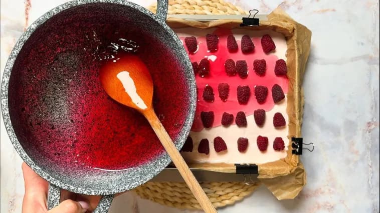 Ciasto Fiona: przepis na pyszny deser z kremem malinowym