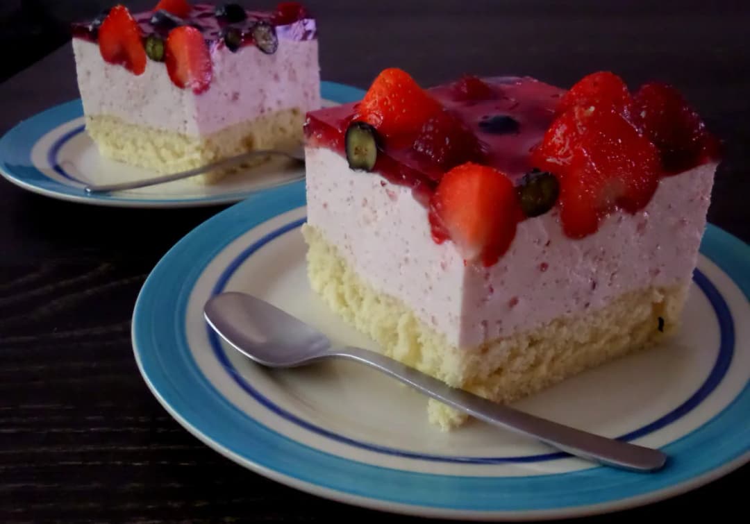 Pyszne ciasto jogurtowe z truskawkami - Przepisy na zimno