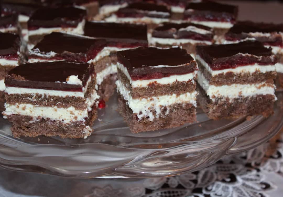 Jak zrobić ciasto z serkiem mascarpone i wiśniami – prosty przepis