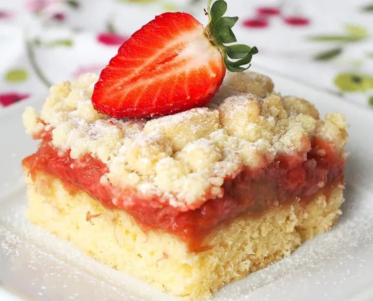 Pyszne ciasto kruche z rabarbarem. Prosty przepis na domowy deser bez wysiłku