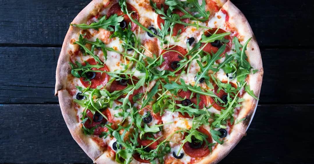 Pizza z gruszką i serem pleśniowym – wyjątkowy smak na każdą okazję