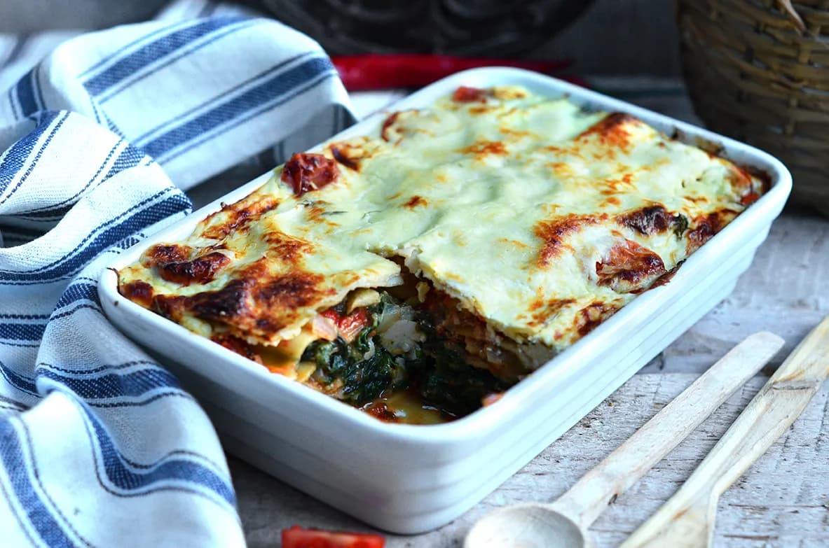 Przepisy na lazanię ze szpinakiem i fetą – pyszne i sycące danie