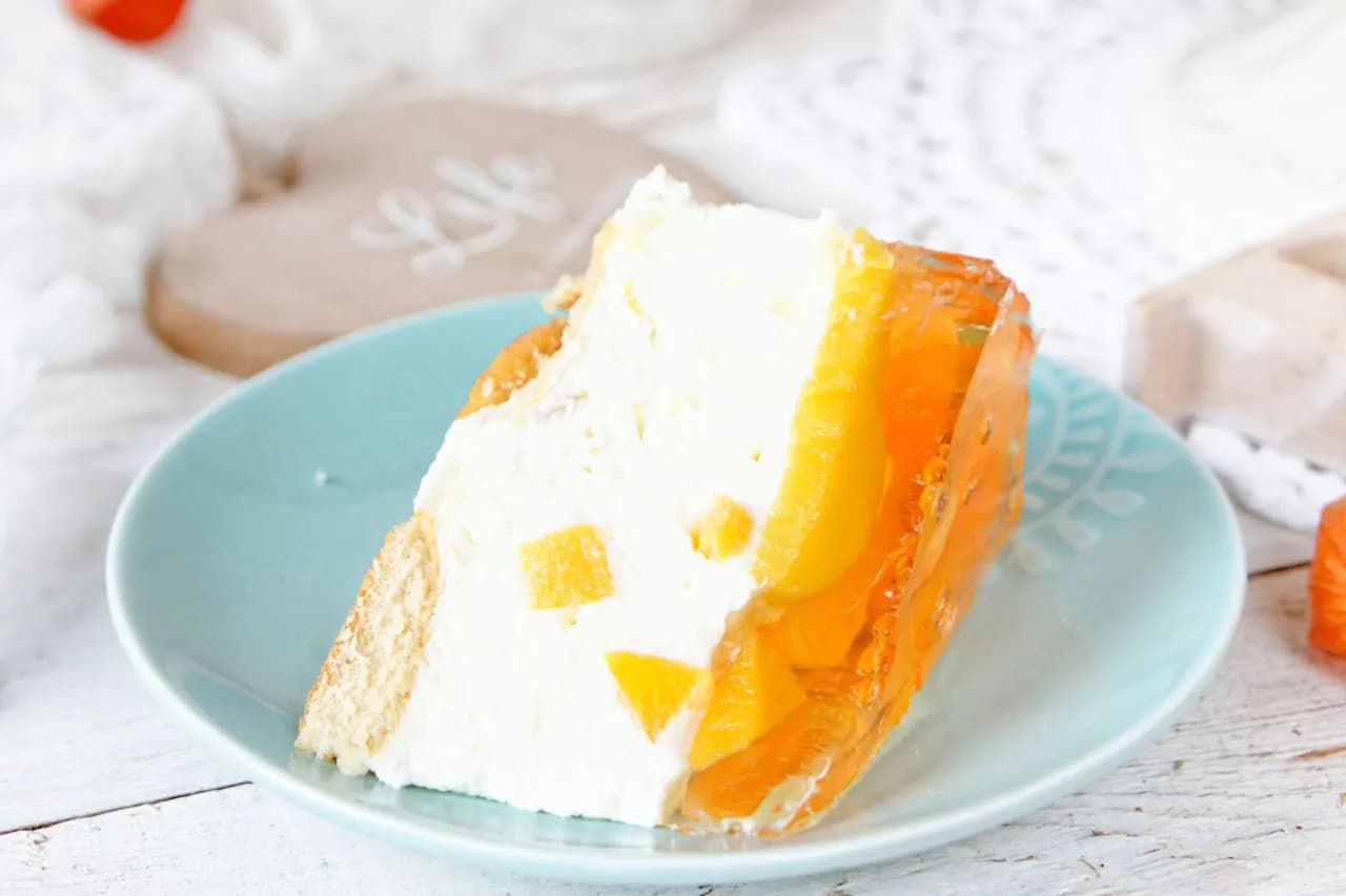 Sernik na zimno z brzoskwiniami przepis - łatwy i pyszny deser na lato