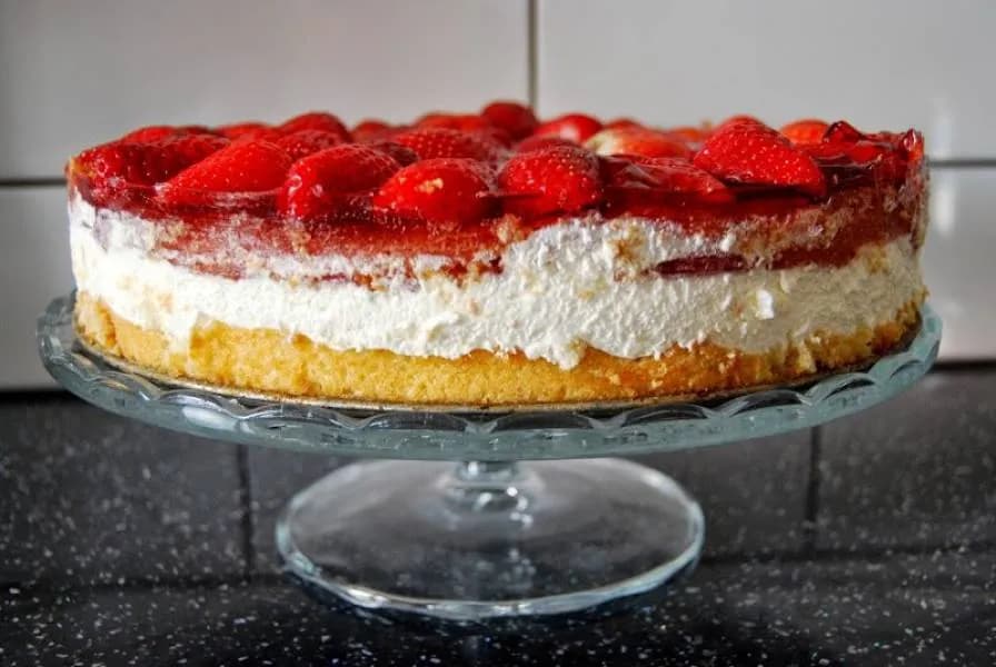 Pyszne ciasto biszkoptowe z bitą śmietaną. Prosty przepis krok po kroku