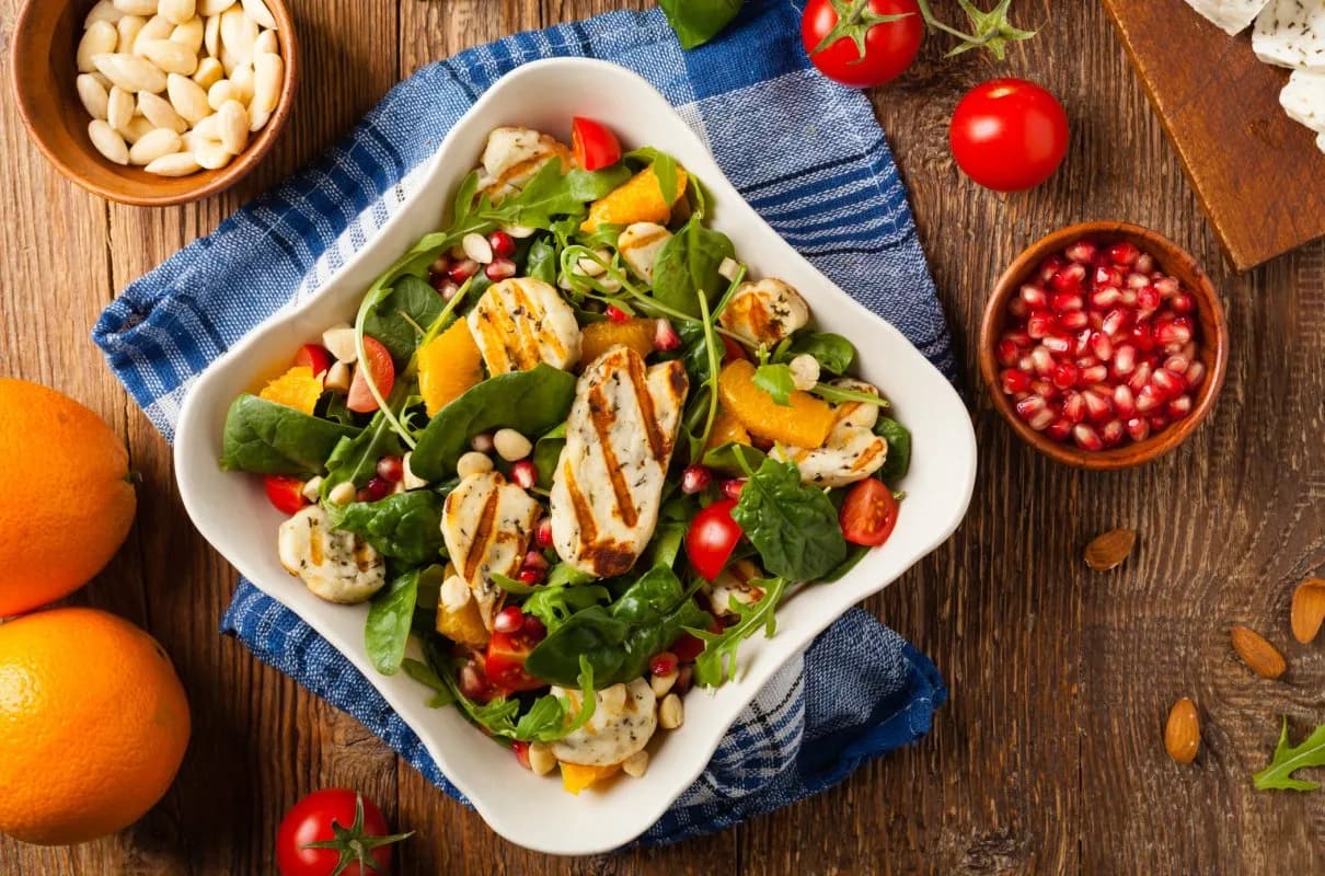 Letnia sałatka z halloumi i granatem – idealna na ciepłe dni i spotkania