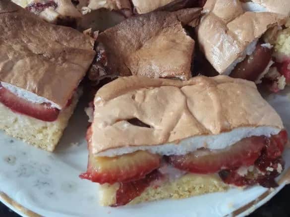 Przepis na ciasto ze śliwkami i pianką – pyszne i łatwe w przygotowaniu