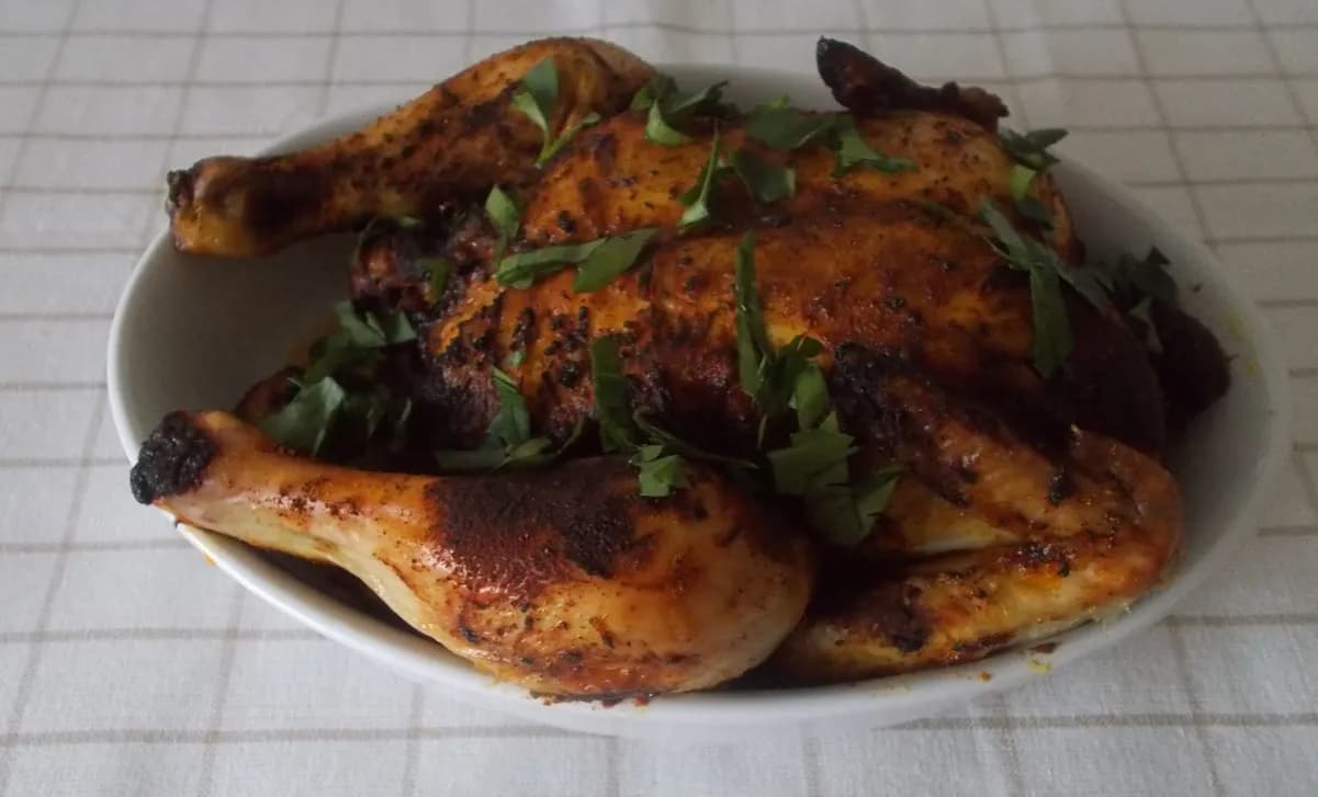 Jak upiec kurczaka w całości – prosty sposób na soczyste mięso i chrupiącą skórkę
