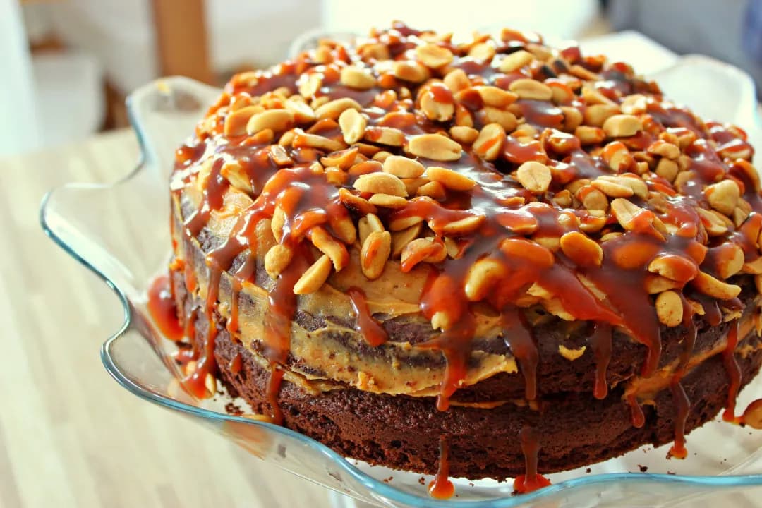 Jak zrobić ciasto czekoladowe z karmelem i orzechami – przepis na deser