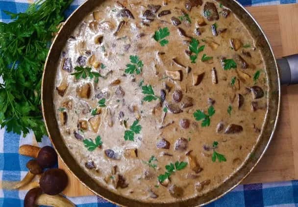 Jak zrobić sos grzybowy z mrożonych grzybów: przepis krok po kroku