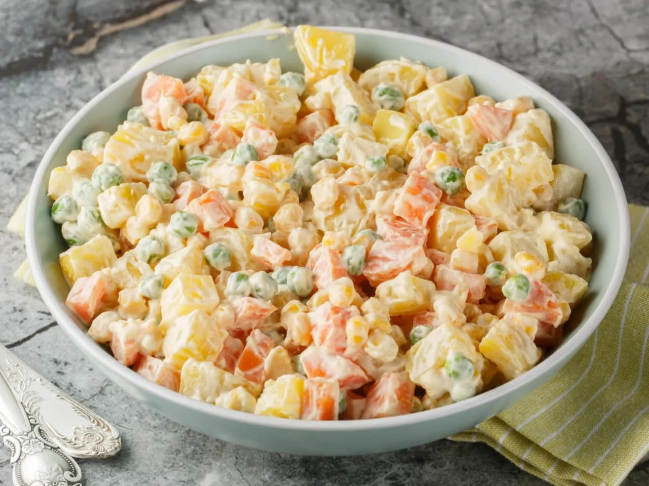 Prosty przepis na sałatkę warzywną – jak zrobić ją szybko i zdrowo