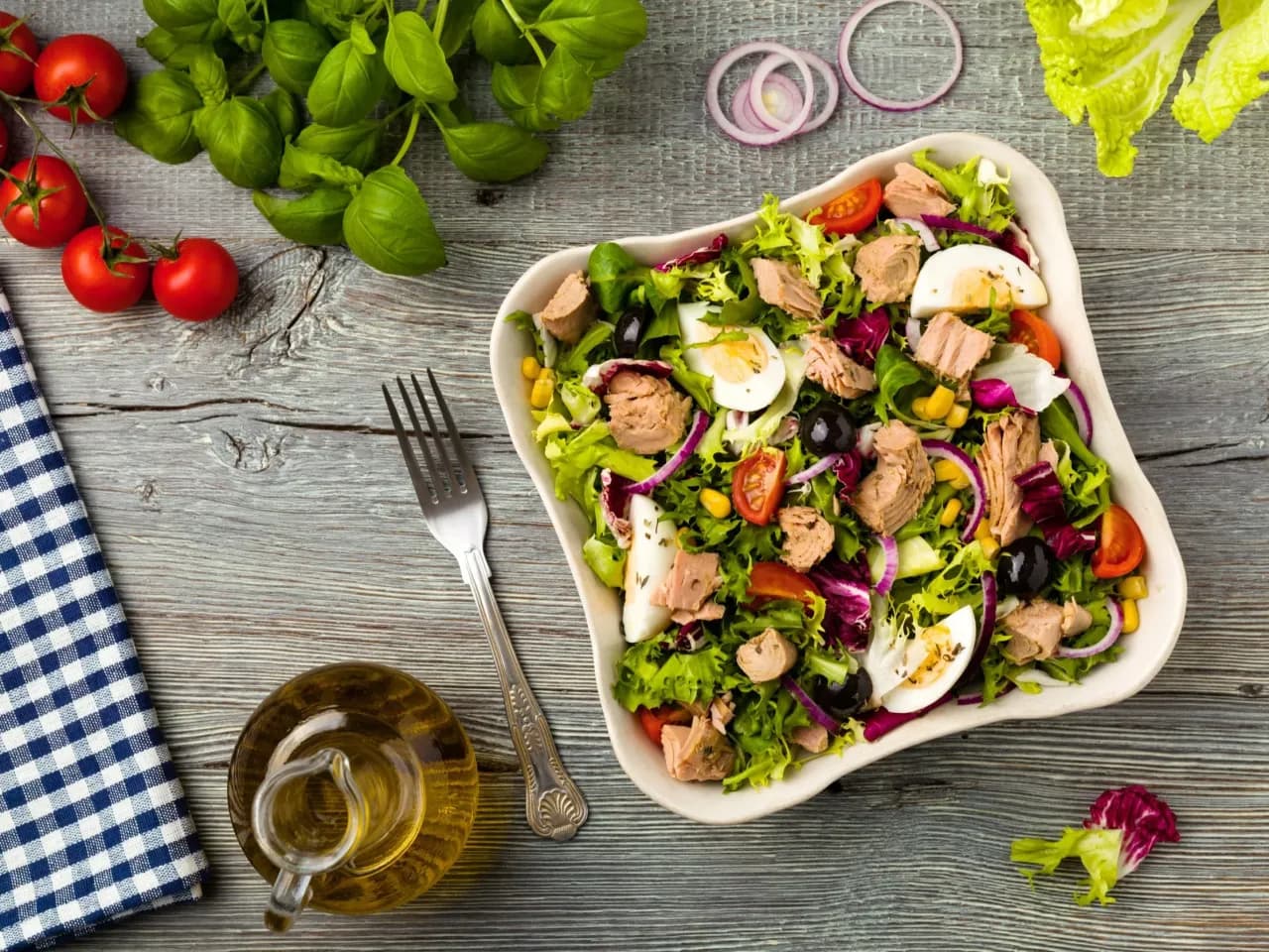 Prosty przepis na sałatkę z tuńczyka z puszki – szybki i smaczny posiłek w 10 minut