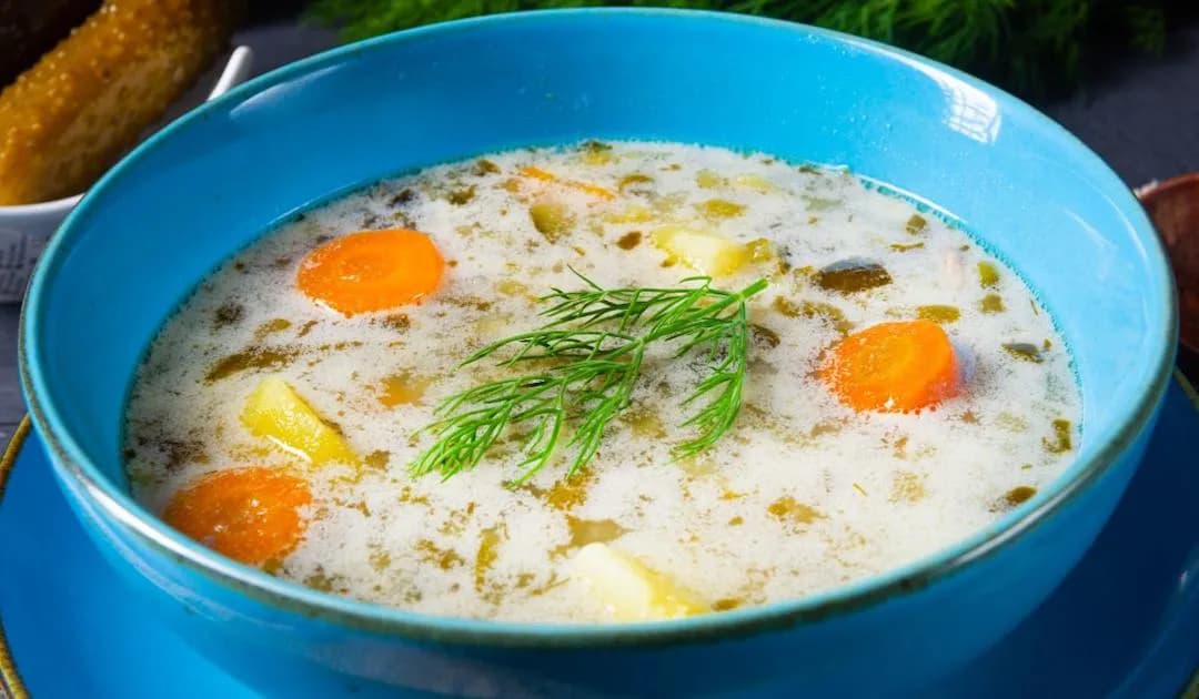 Jaka śmietana do zupy ogórkowej sprawdzi się najlepiej? Porównanie rodzajów i porady