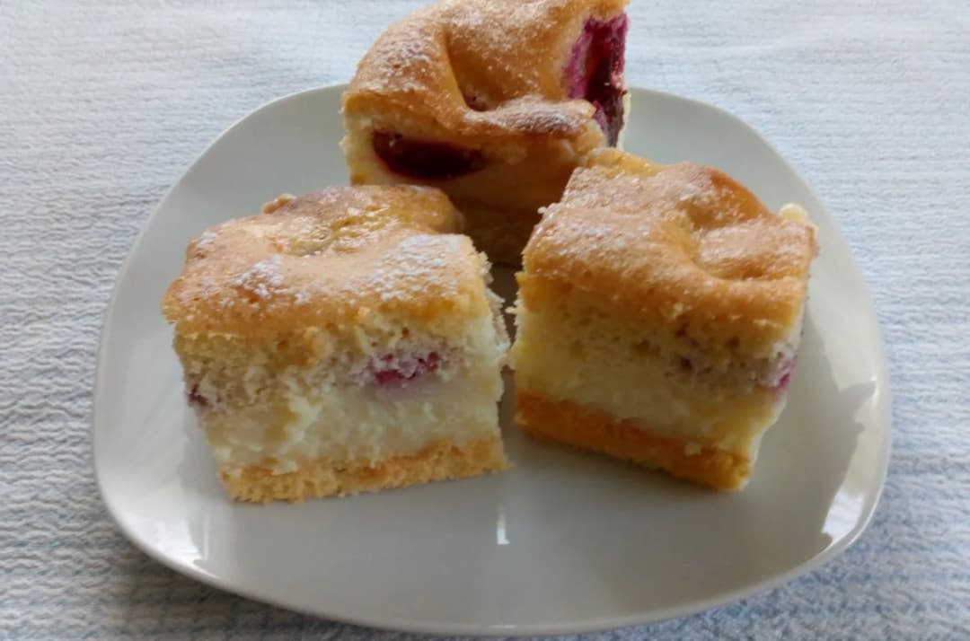 Jak przygotować ciasto na jasnym biszkopcie z budyniem?