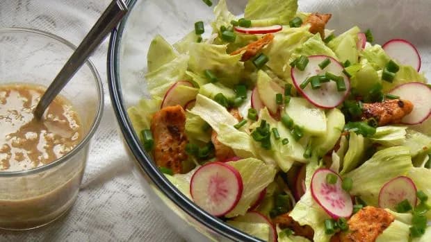 Najlepsze sosy do sałatki z kurczakiem: 5 prostych przepisów