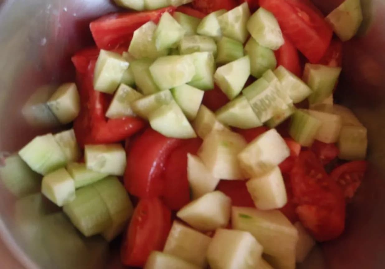 Ile dni sałatka może stać w lodówce? Sprawdź, jak uniknąć zepsucia!