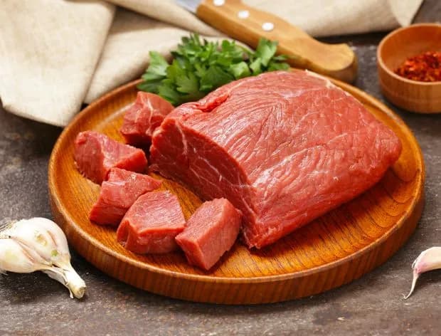 Jak smażyć wołowinę na gulasz, by uniknąć przesuszenia i uzyskać idealną teksturę