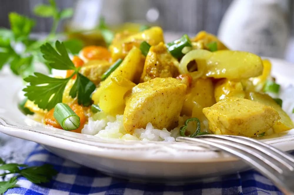 Jak zrobić pyszną potrawkę z kurczaka – prosty przepis krok po kroku