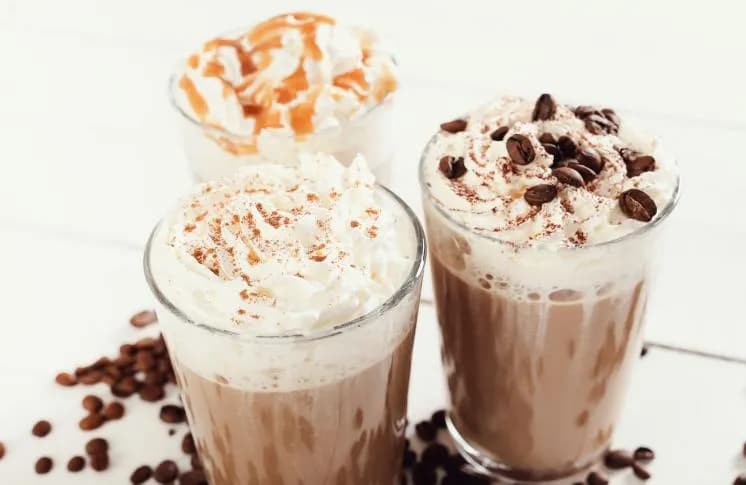 Szybkie sposoby na to, jak zrobić kawę mrożoną w kilka minut