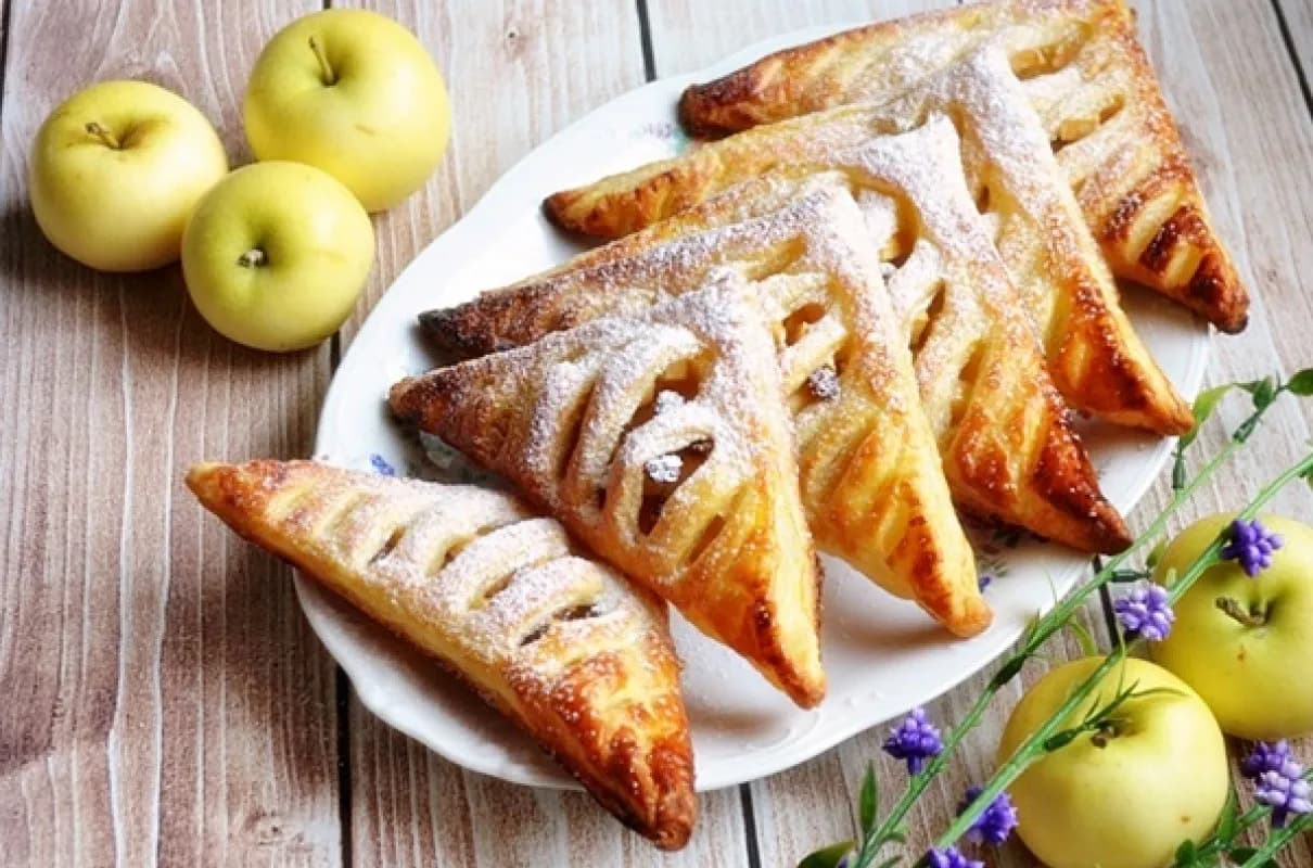 Prosty przepis na jabłka w cieście francuskim - najlepszy domowy deser