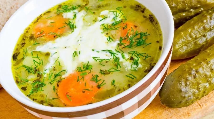 Jak doprawić zupę ogórkową, by uniknąć mdłego smaku i zachwycić domowników