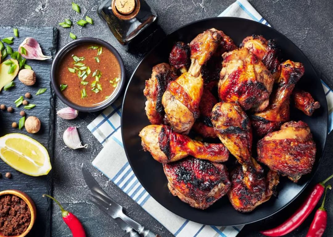 Jak zamarynować kurczaka na grilla, by mięso było soczyste i aromatyczne